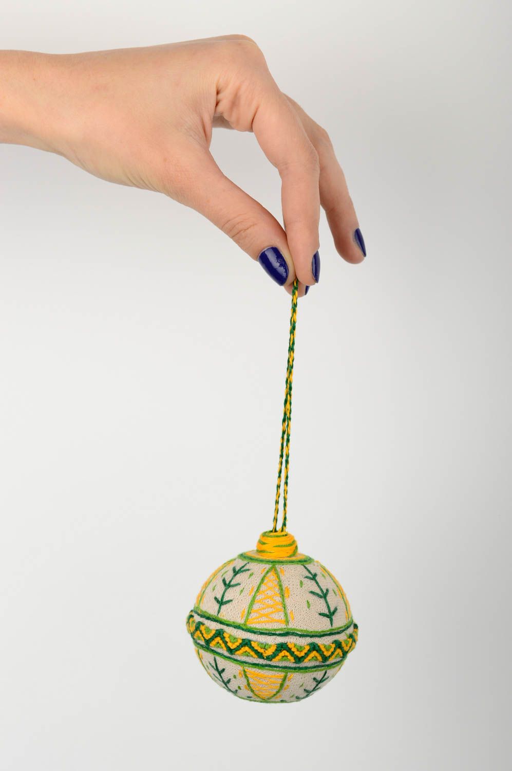 Елочная игрушка ручной работы новогодний шар макраме новогоднее украшение фото 5