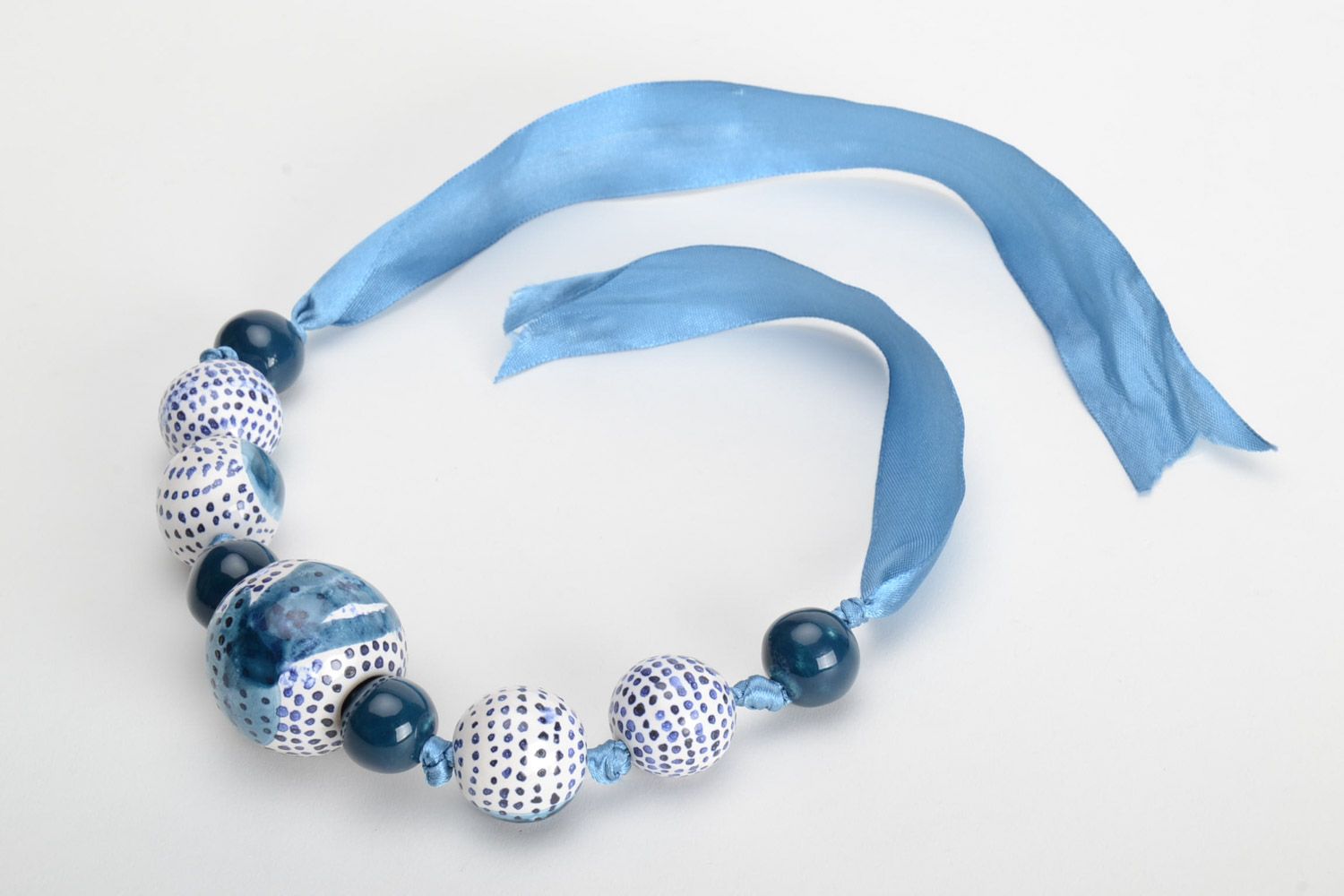 Collar de arcilla pintado con esmaltes en tonos azules artesanal en cinta de mujer bonito foto 2