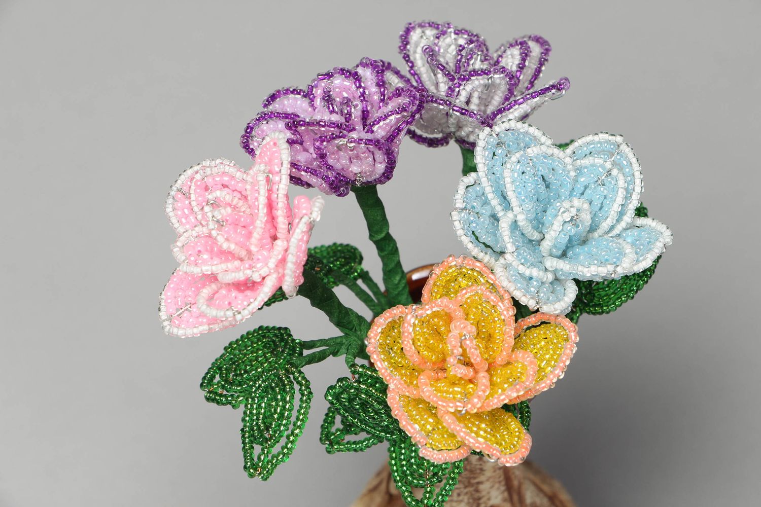 Fleurs artificielles en perles de rocaille dans vase faites main photo 5
