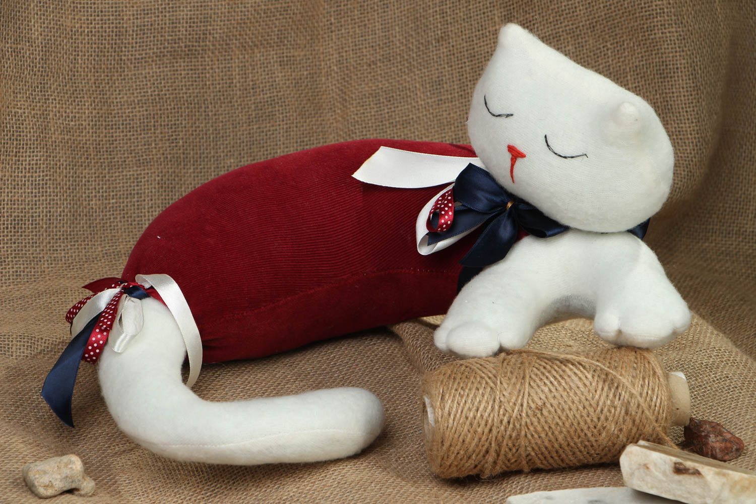 Мягкая игрушка-подушка в виде спящего кота фото 5