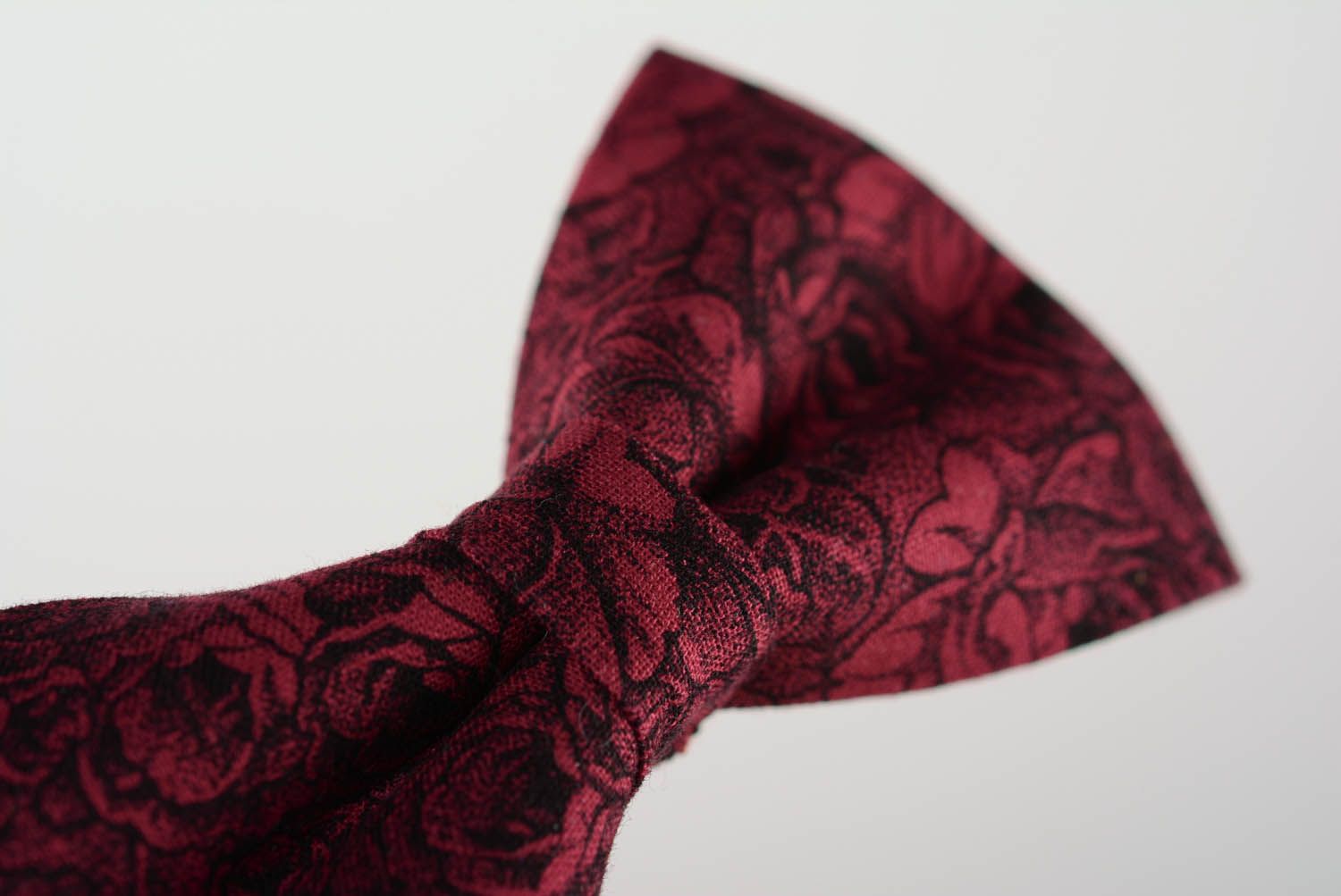 Gravata borboleta artesanal de tecido Rosas de cor vinho foto 4