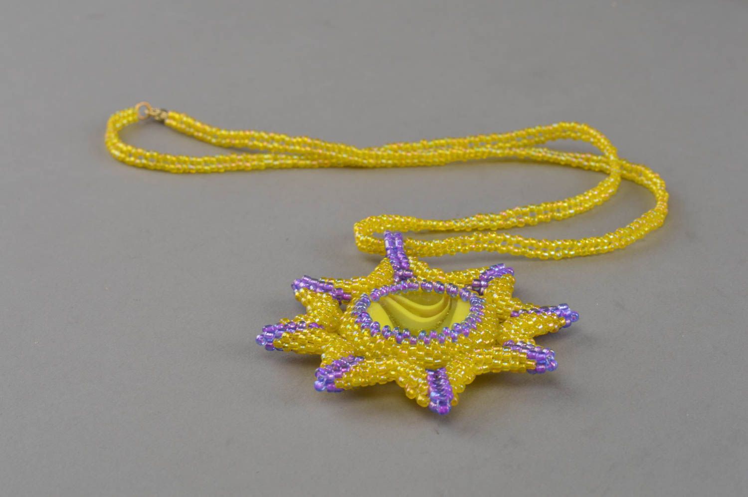 Collier en perles de rocaille avec grand pendentif étoile fait main jaune-mauve photo 4