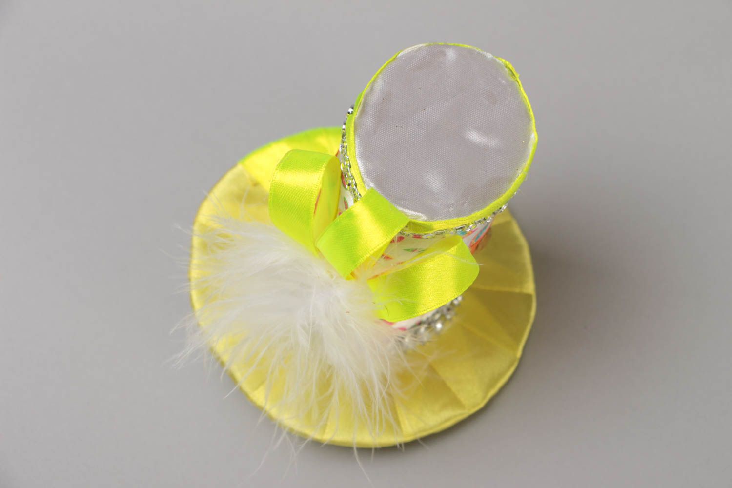 Handmade decorative hair clip with small yellow top hat with beads and feathers photo 3