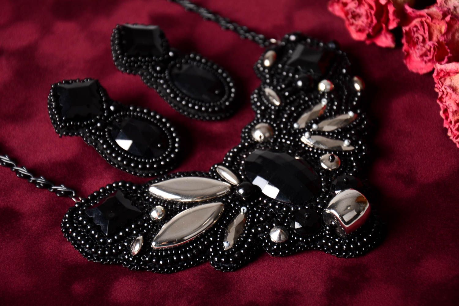 Boucles d'oreilles Collier fait main perles de rocaille Bijoux fantaisie noirs photo 1