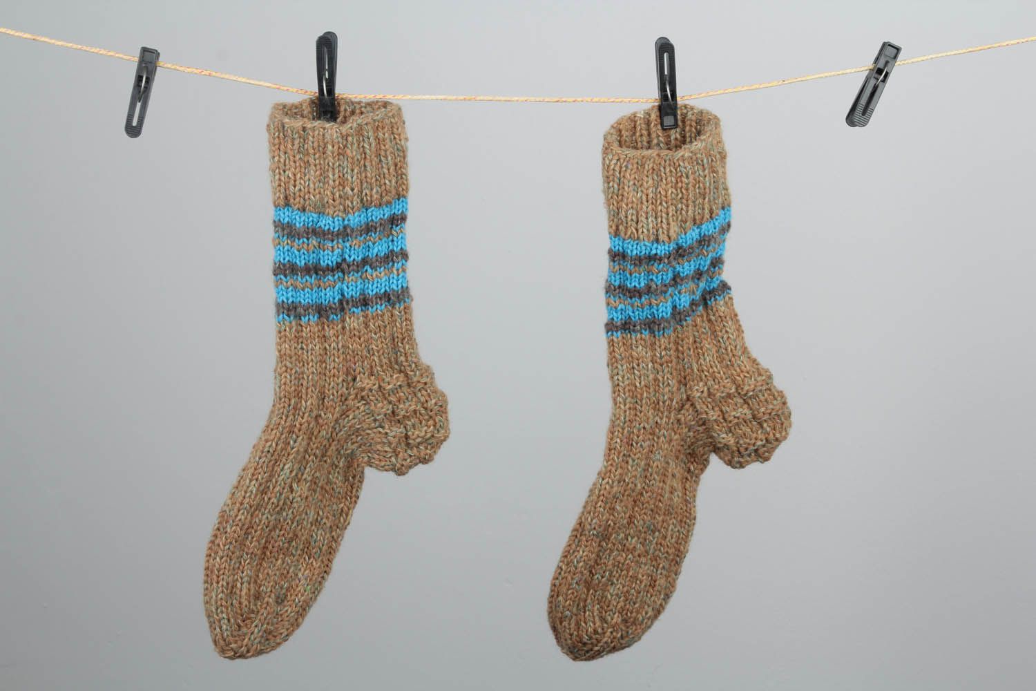 Вязаные носки с голубыми полосками фото 1