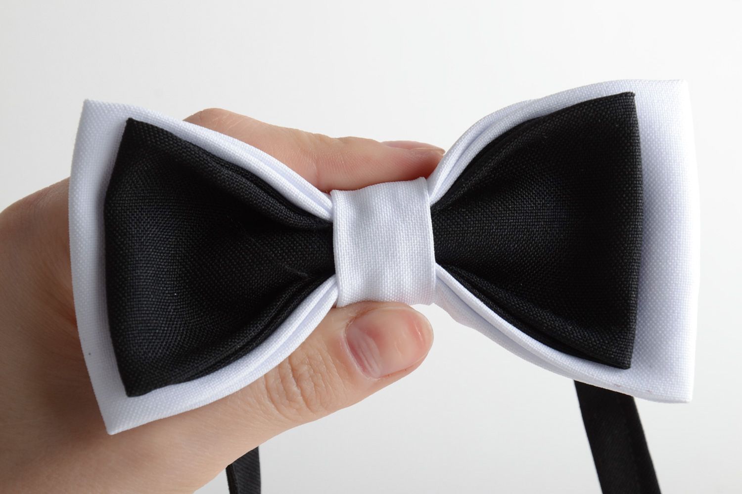 Бело-черный галстук-бабочка из костюмной ткани фото 5