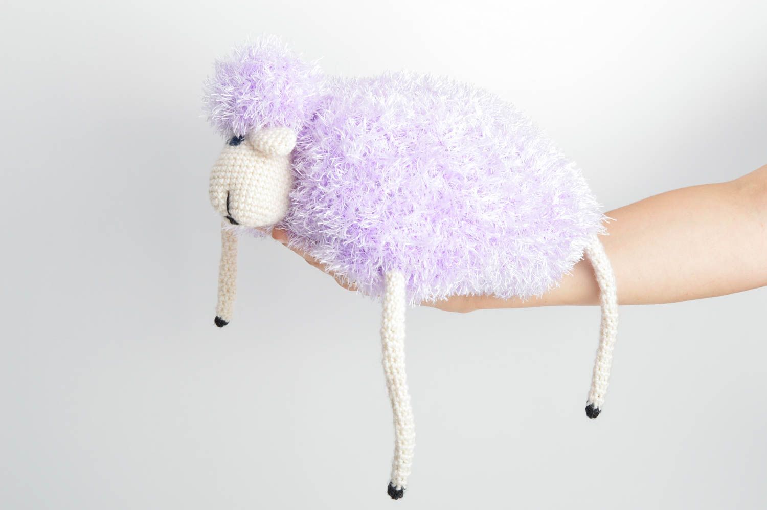 Смешная авторская вязаная игрушка в виде фиолетовой овечки для детей и декора фото 4