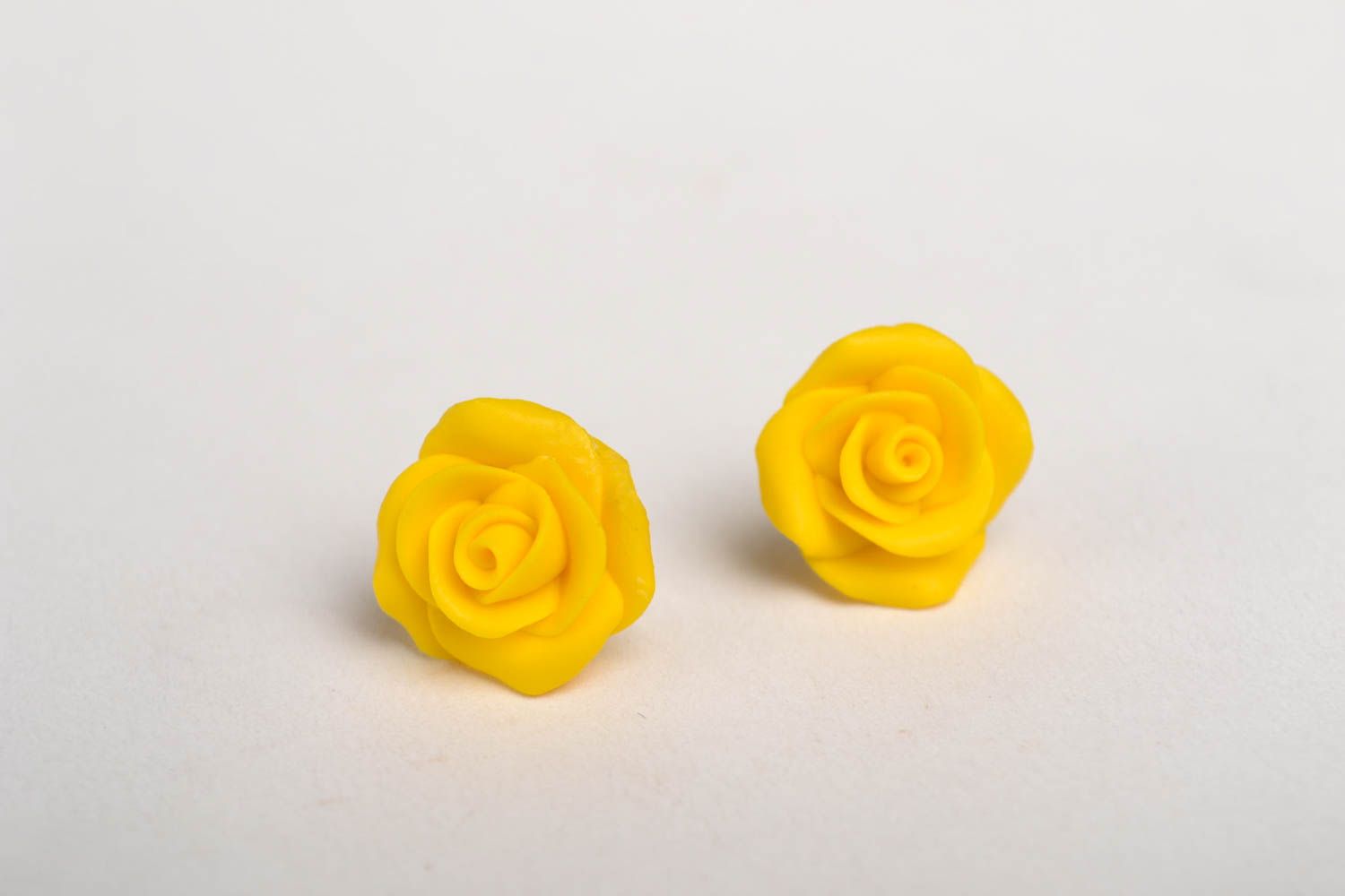 Украшение ручной работы желтые розы серьги из полимерной глины серьги пусеты фото 2