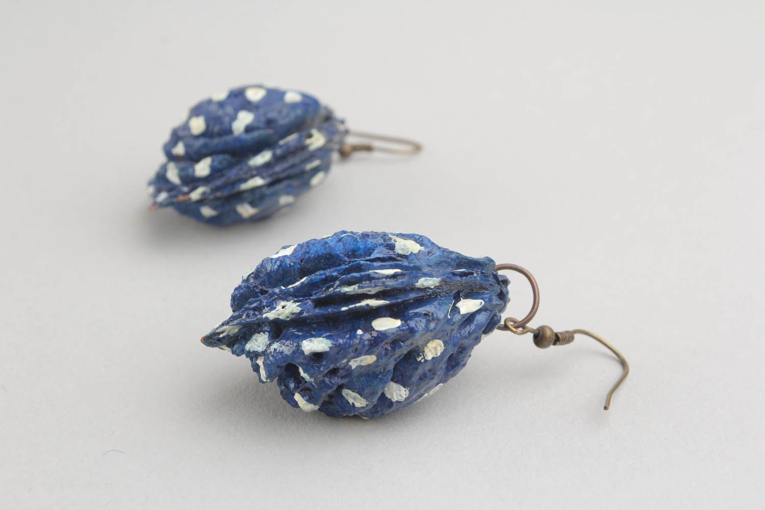 Boucles d'oreilles artisanales pendantes bleues photo 3