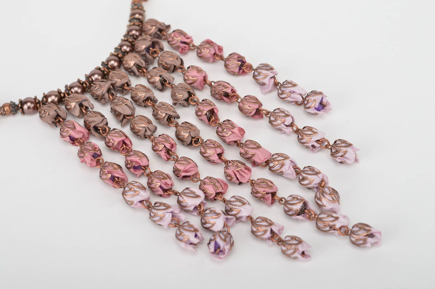 Массивно ожерелье с цветами из атласных лент ручной работы розово сиреневое фото 3