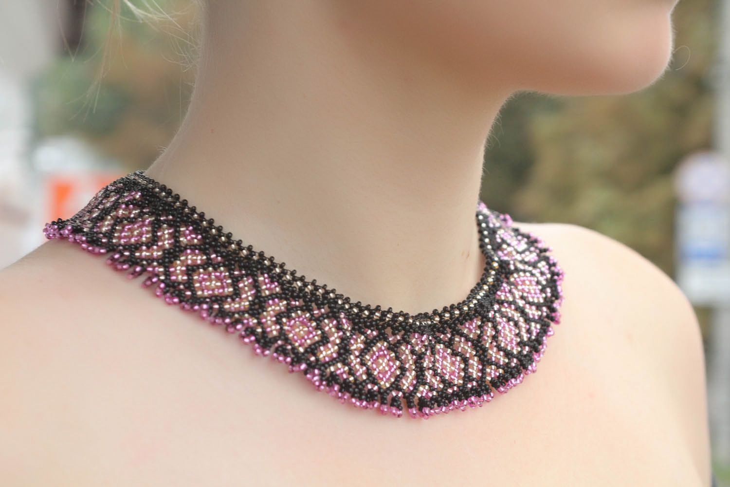 Black and pink beaded necklace photo 5