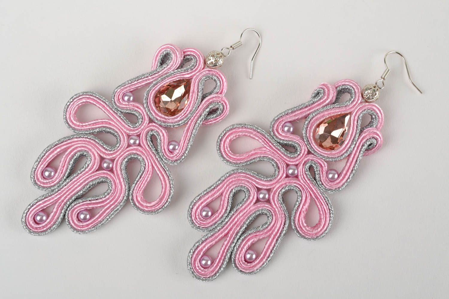 Pendientes artesanales de soutage de cordones con cuentas plásticas rosados foto 3