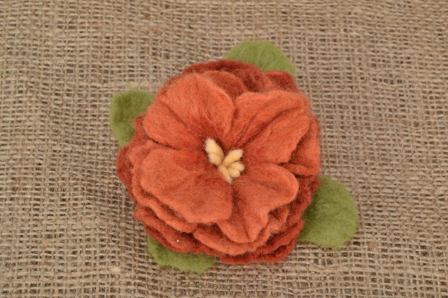 Broche de lã artesanal Flor acessório de mulher foto 1