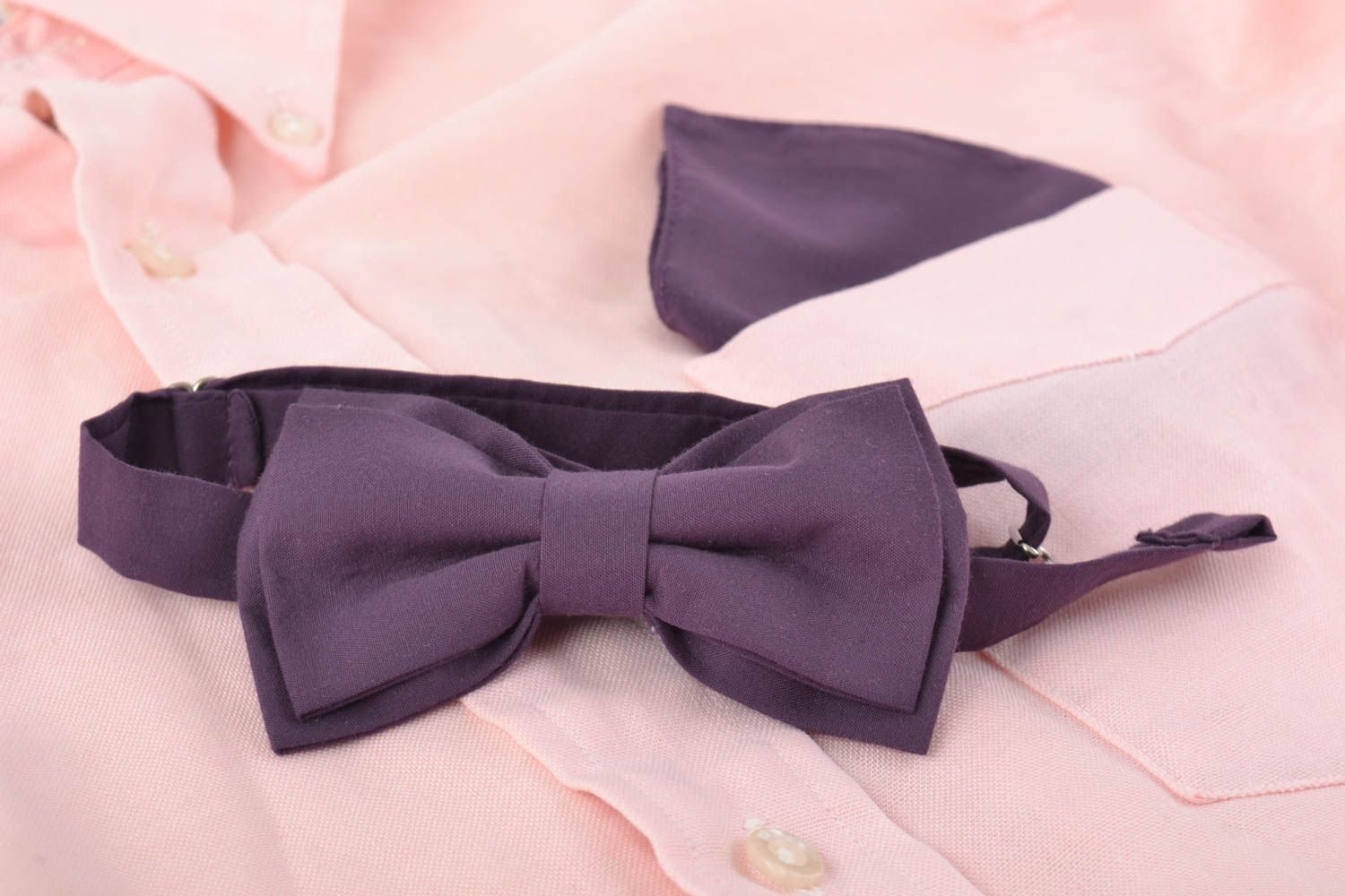 Комплект галстук бабочка и нагрудный платок из ткани ручной работы баклажановые фото 1