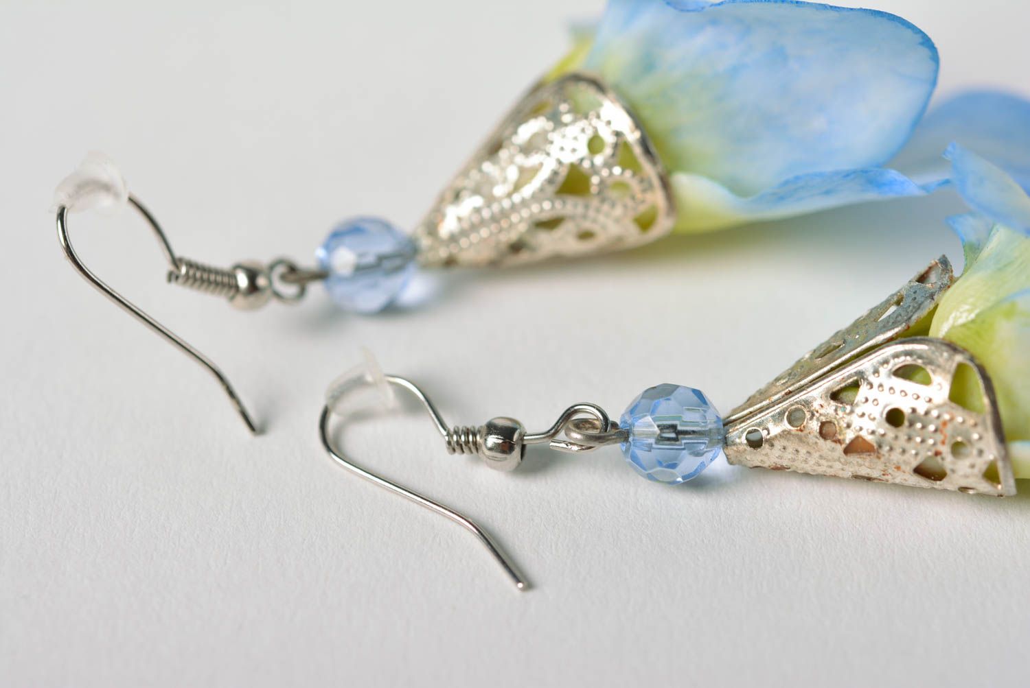 Blaue lange Ohrringe aus Polymerton mit Blumen künstlerische Handarbeit foto 3