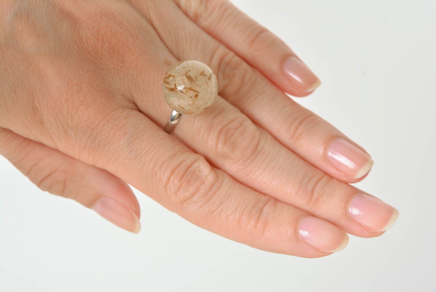 Schöner beiger handgemachter Ring aus Epoxidharz mit Trockenblumen Löwenzahn foto 2