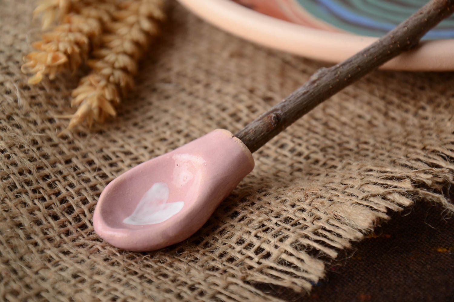 Розовая ложка для специй из глины и деревянной веточки абрикоса ручной работы фото 1