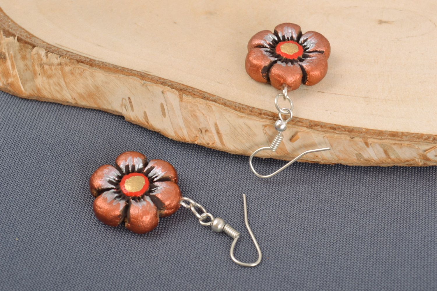 Small floral handmade ceramic dangling earrings painted with acrylics photo 1