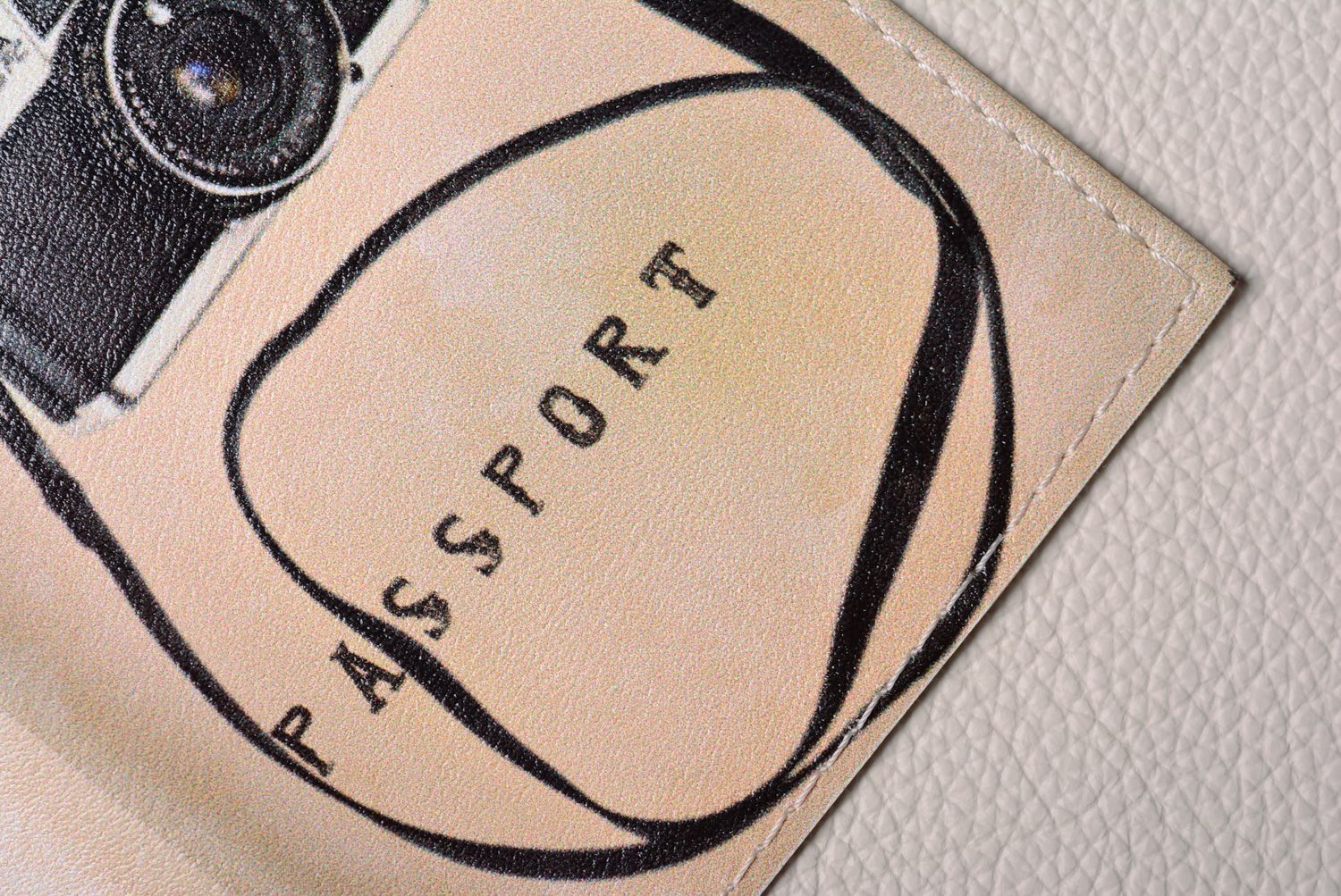 Cubierta para pasaporte artesanal de polipiel con estampado Cámara fotográfica  foto 4