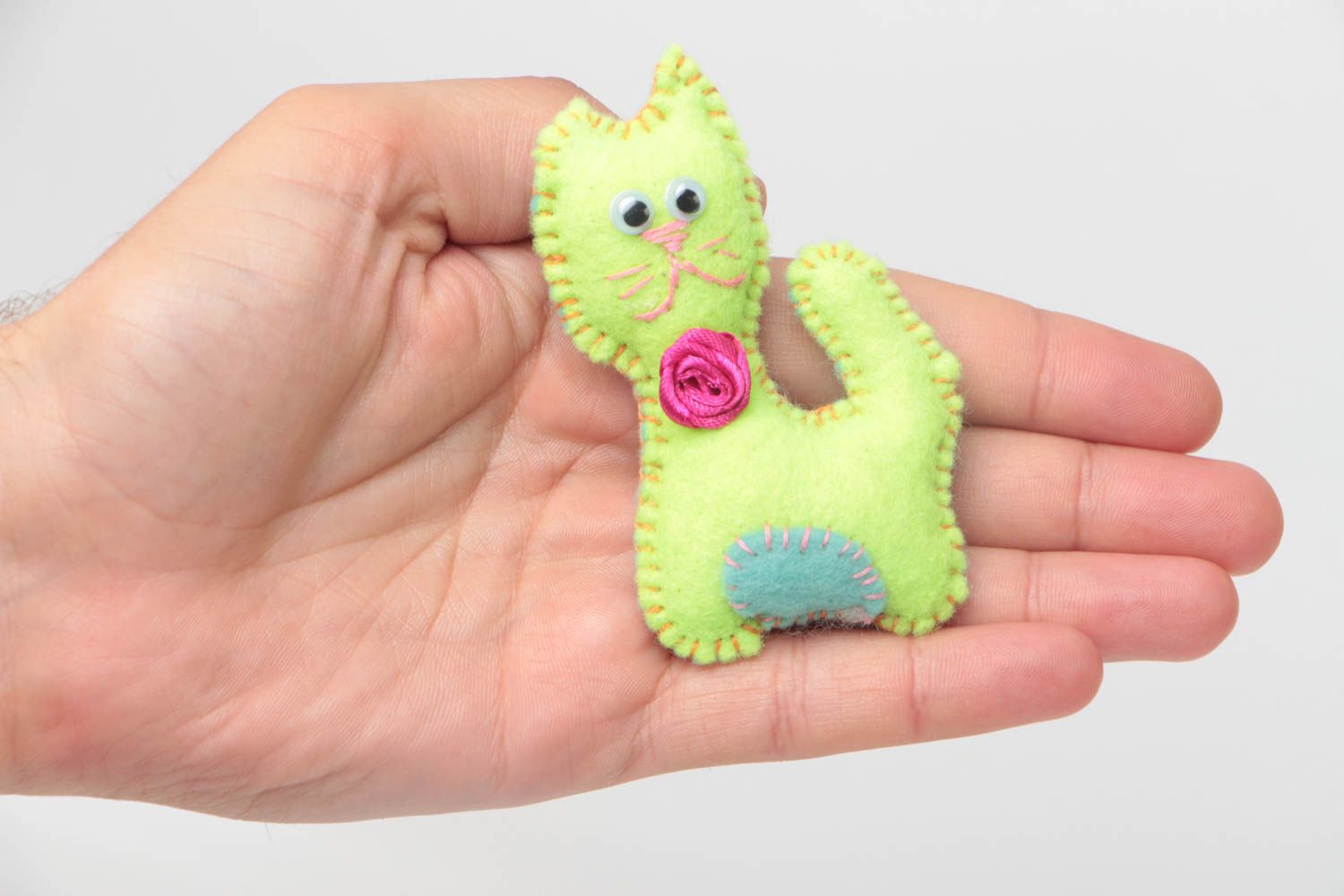 Joli jouet mou fait main chat vert clair en feutre cadeau pour enfant et décor photo 5