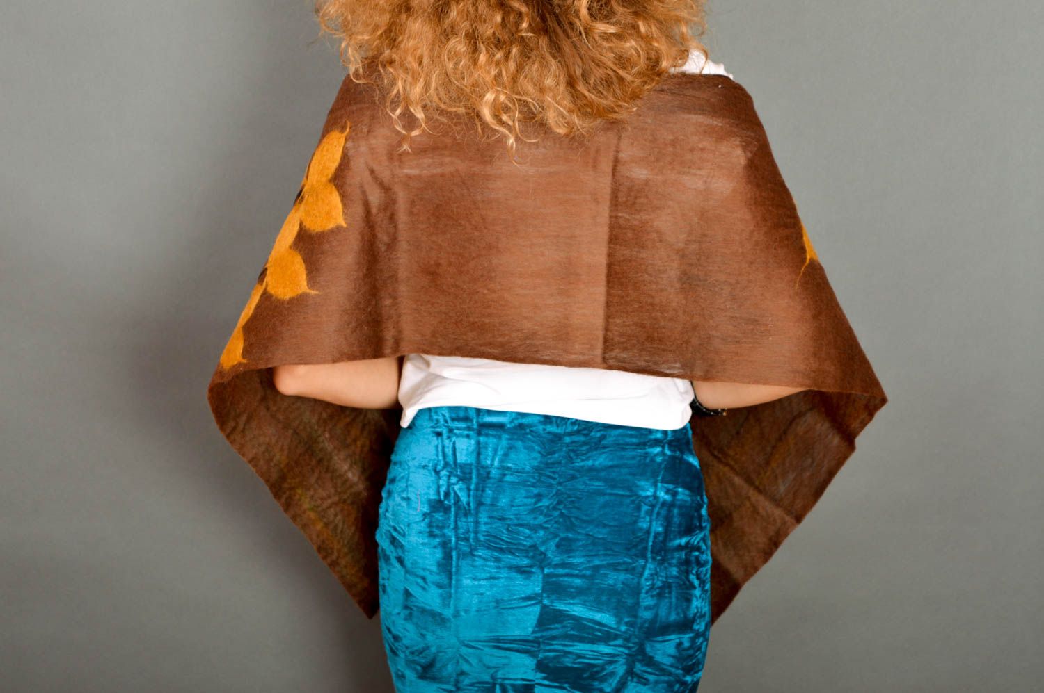Handmadet gefilzter Schal Frauen Accessoire brauner Schal warmer Schal gestreift foto 5