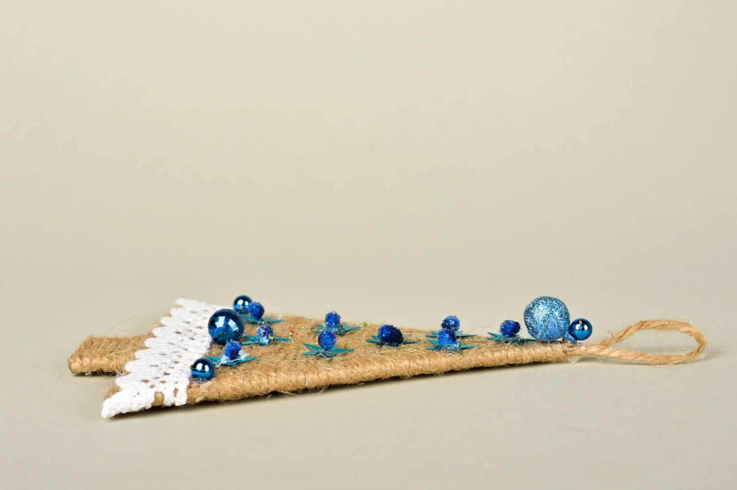 Игрушка елочка ручной работы елочная игрушка с бусинками декоративная подвеска фото 4
