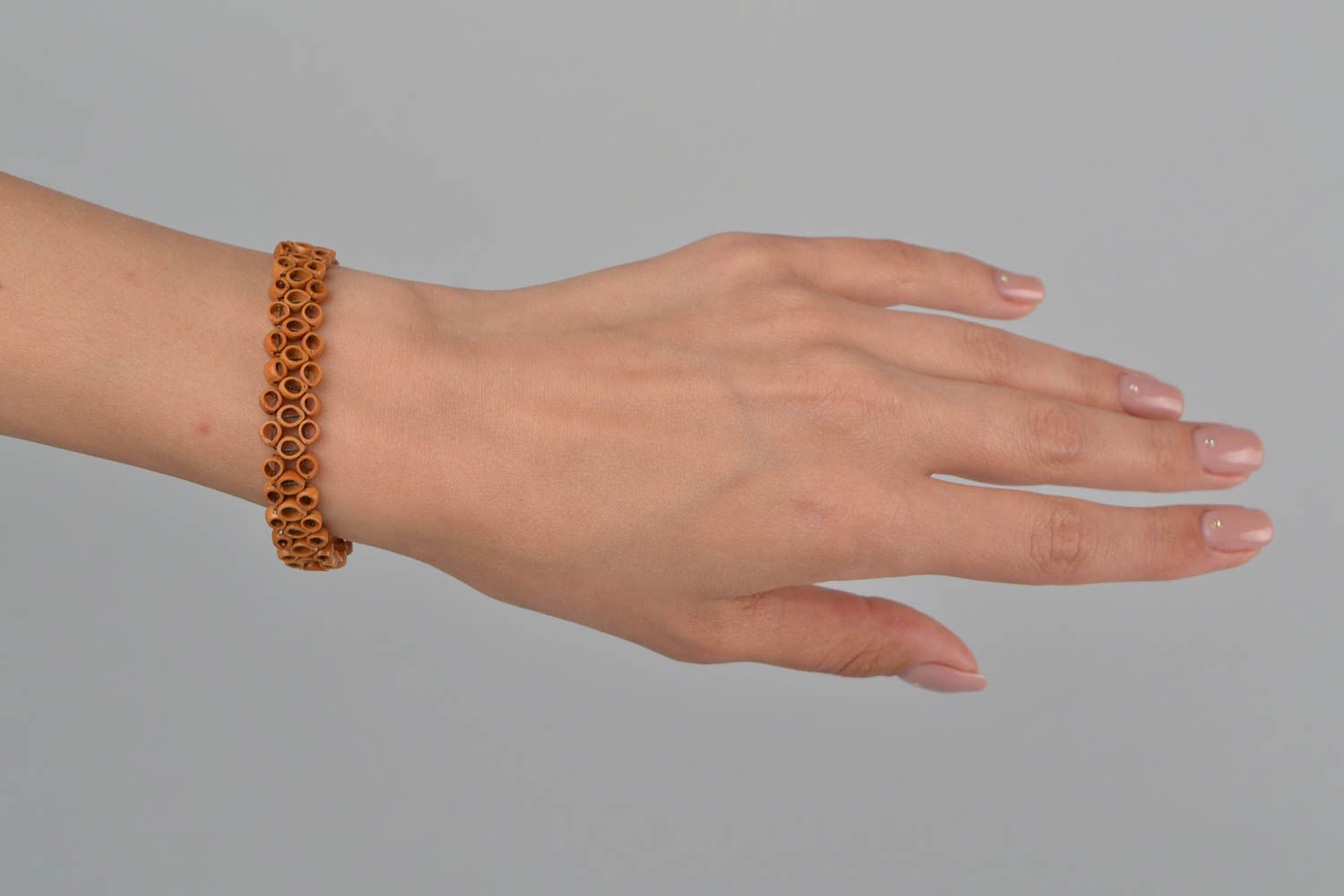 Bracelet en bois fait main en noyaux de fruit Bijoux artisanaux Accessoire femme photo 2