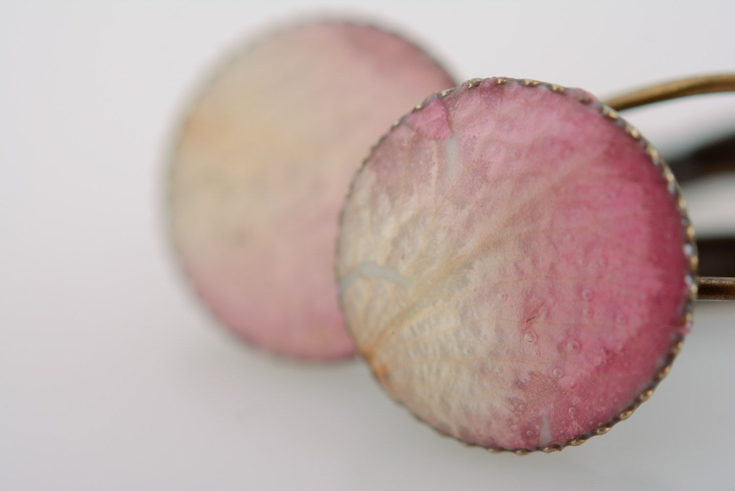 Pendientes redondos rosados con pétalos en resina epoxi hechos a mano foto 2