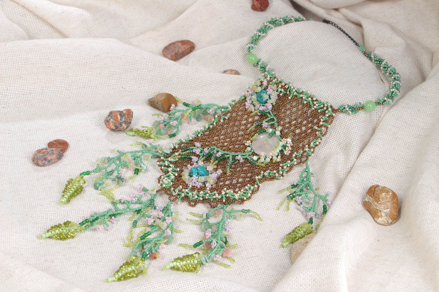 Ожерелье из бисера и натуральных камней плетеное ручной работы красивое фото 1