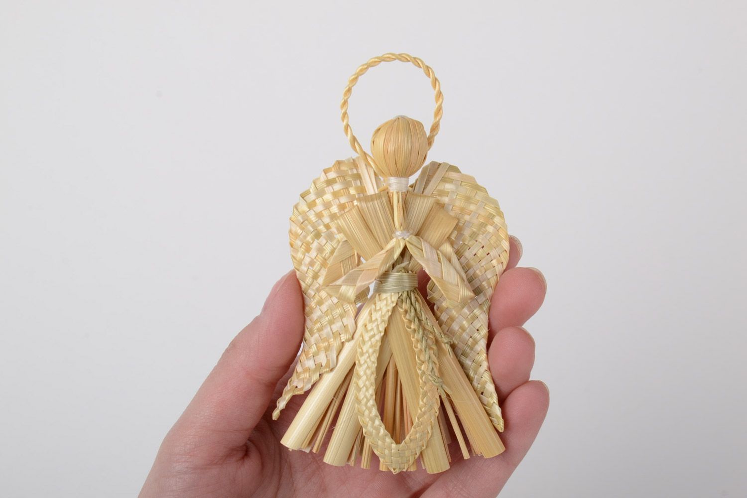 Ангел-хранитель из соломы плетеный вручную интерьерная подвеска в эко стиле фото 5