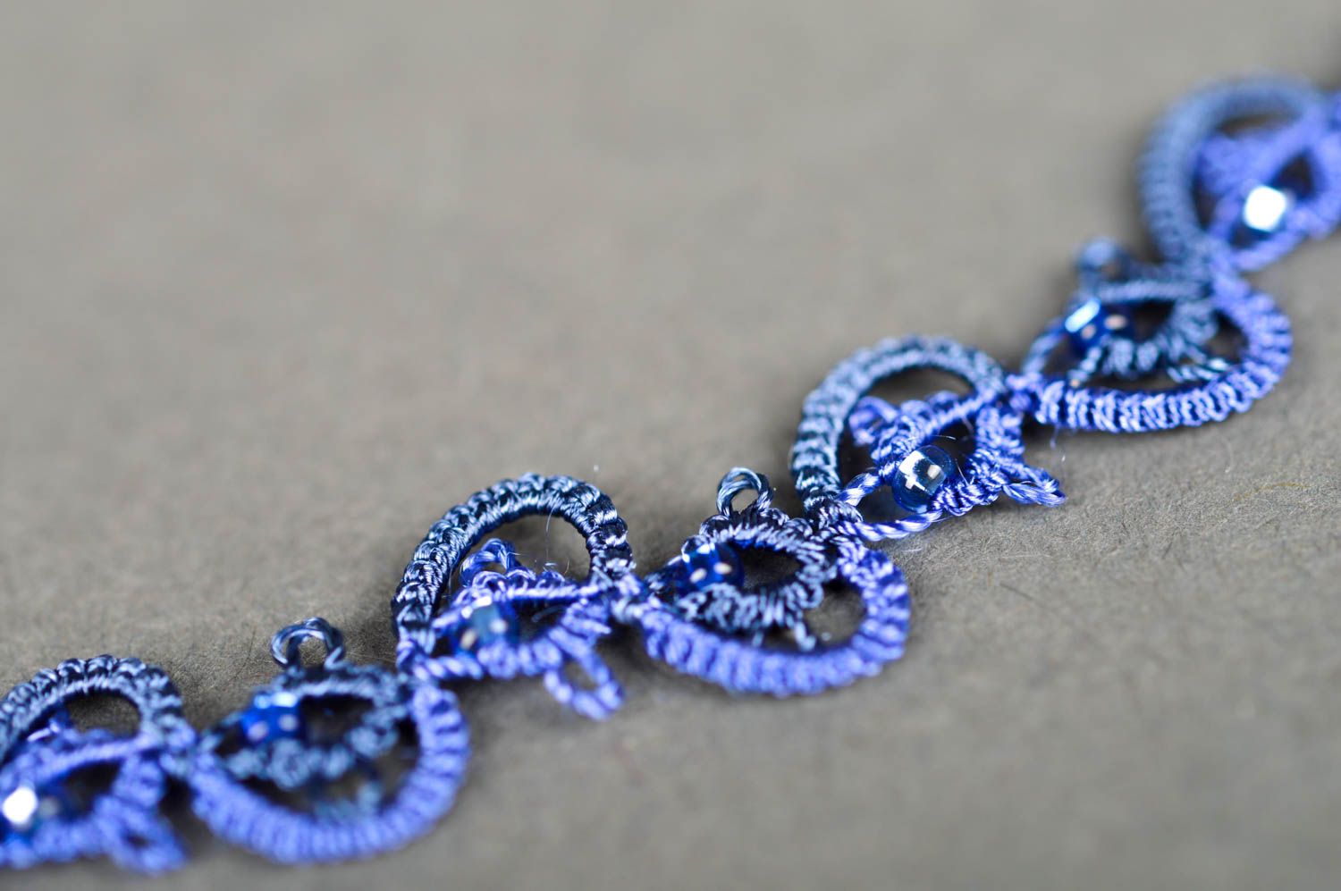Синий браслет ручной работы кружевной браслет из ниток украшение фриволите фото 4