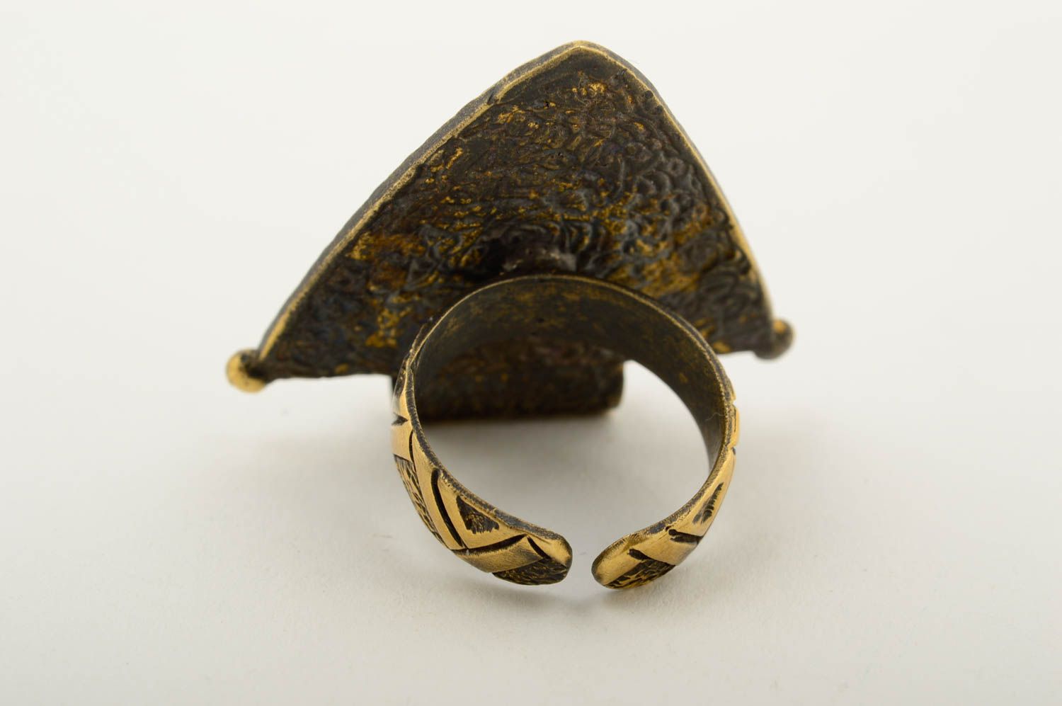 Кольцо ручной работы женский перстень кольцо из бронзы треугольное авторское фото 5
