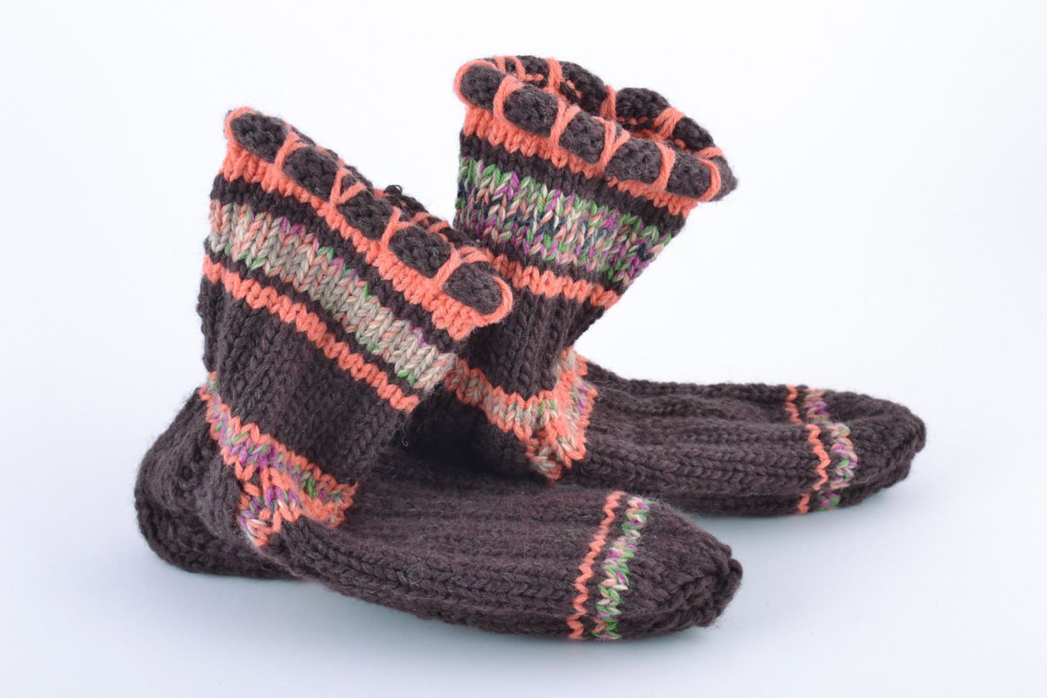 Handgemachte gestrickte dunkle warme Socken aus Naturwolle für Frauen foto 4
