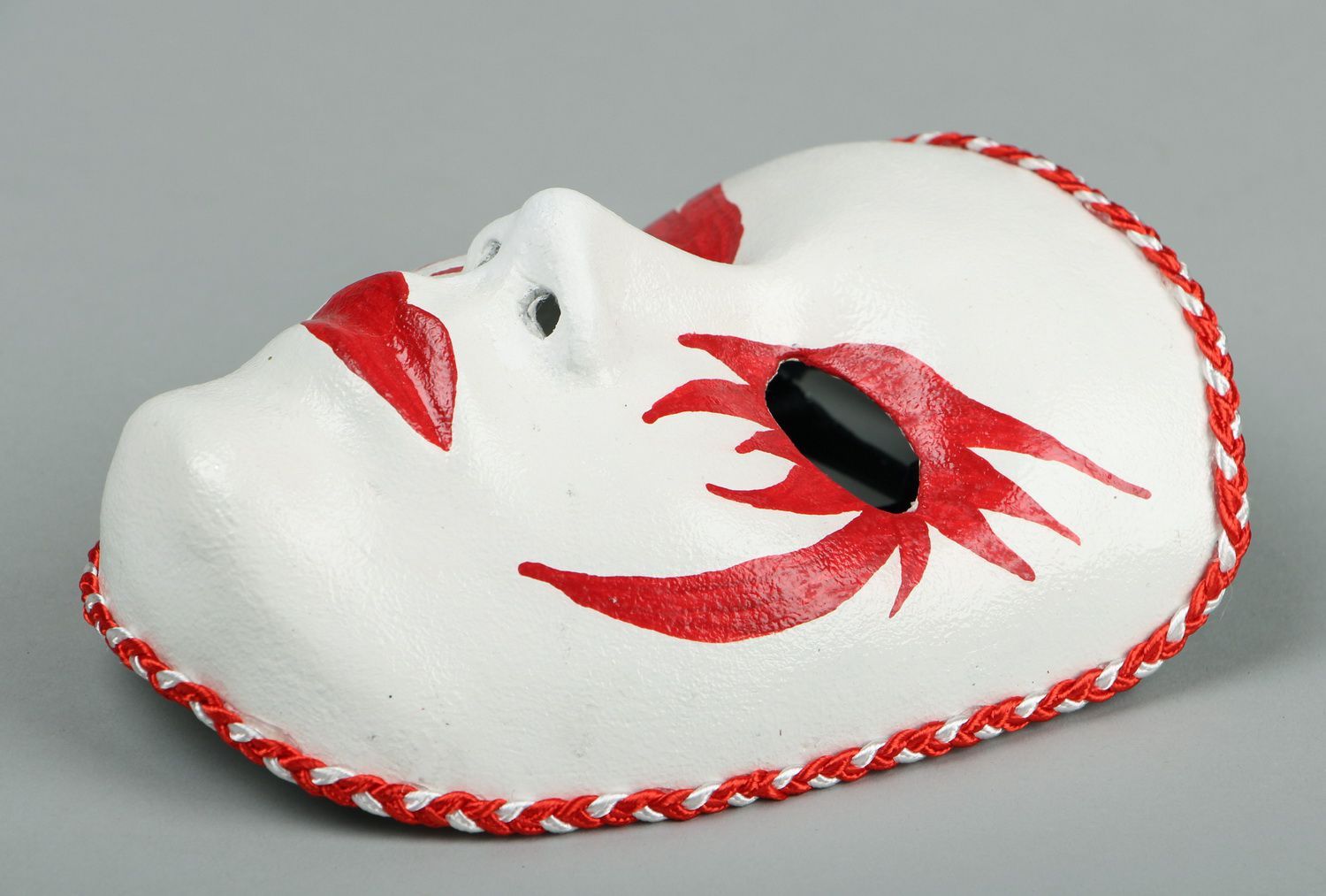 Máscara de carnaval feita de papel machê Mulher fatal foto 2