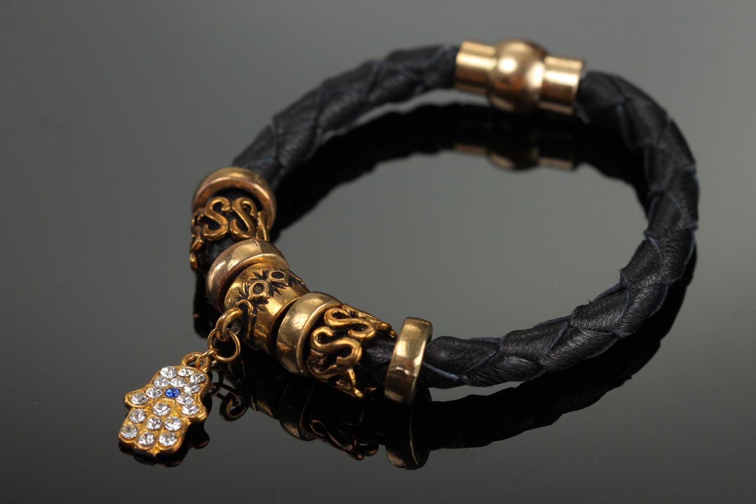 Плетеный браслет из натуральной кожи с металлической подвеской в виде Руки Фатимы фото 1