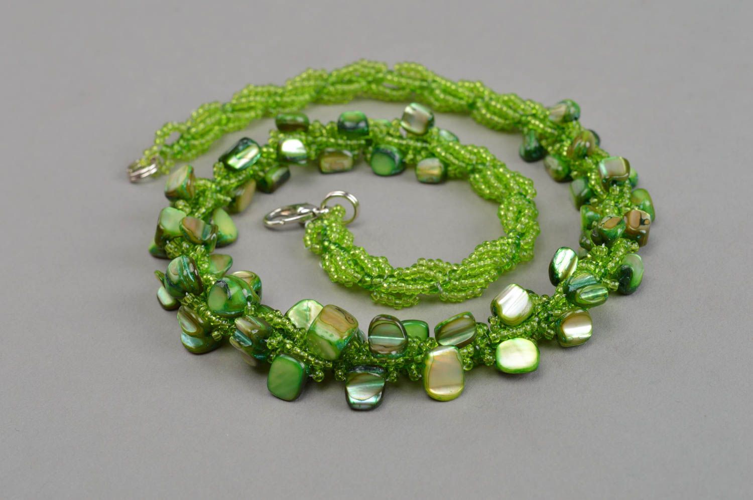 Collier en nacre et perles de rocaille fait main tressé vert design élégant photo 3