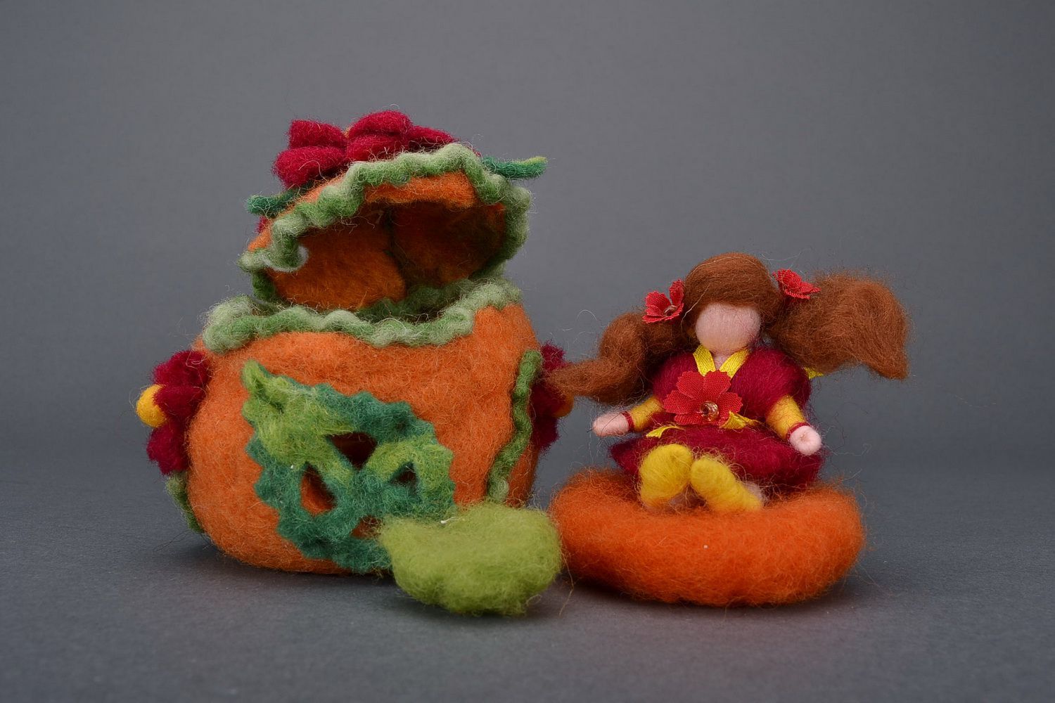 Soft toy made from wool Thumbelina in the House photo 1