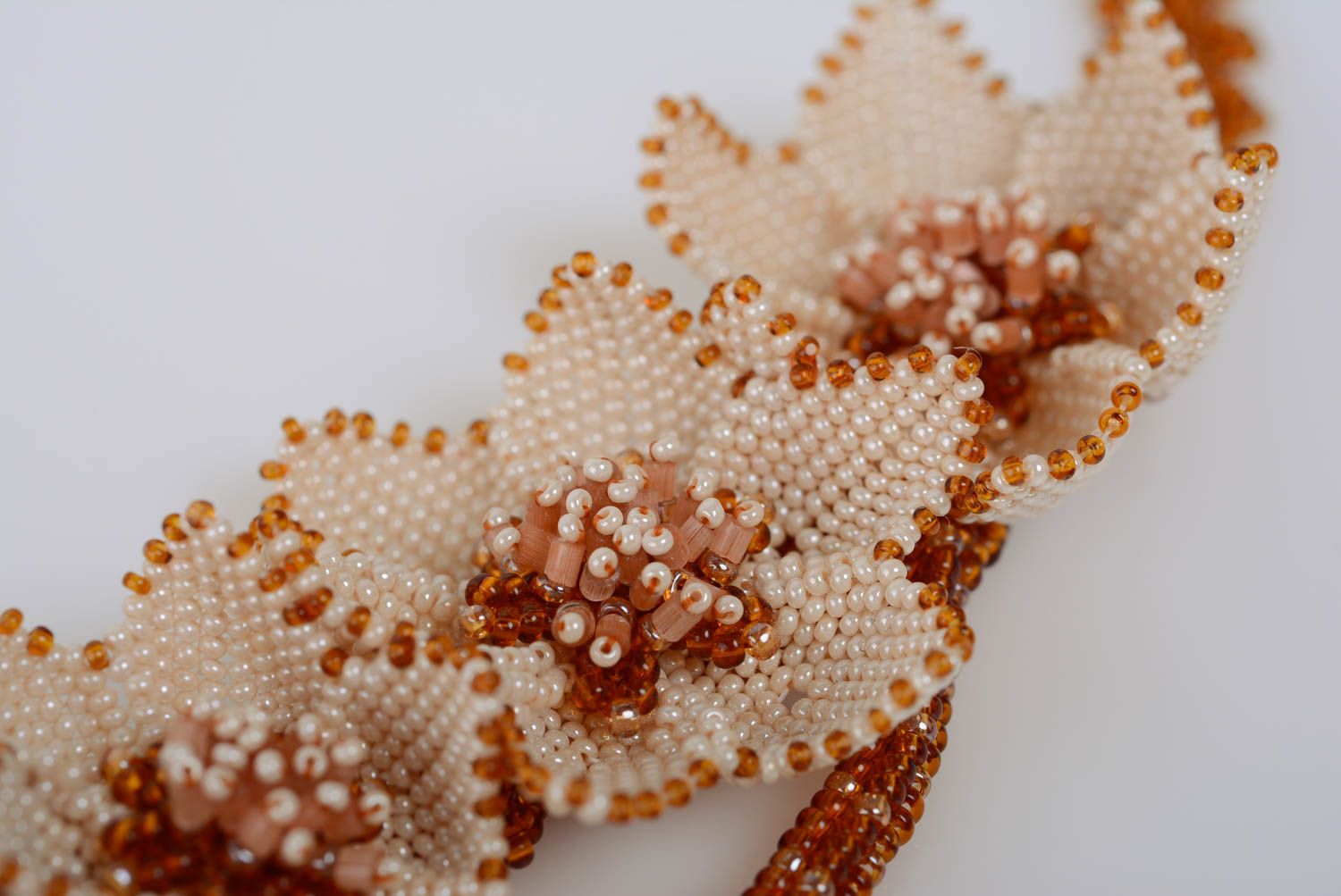 Joli collier en perles de rocaille et pierre naturelle fait main avec fleurs photo 5