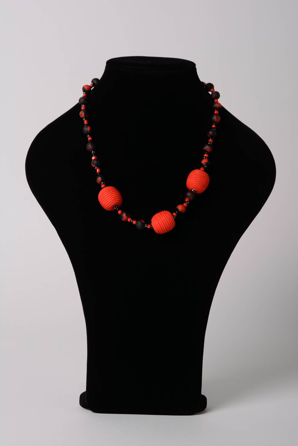 Joli collier en pâte polymère perles noires et rouges éclatant fait main photo 2