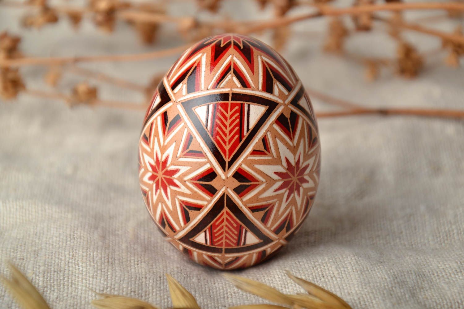 Œuf de Pâques pyssanka fait main peint de couleurs d'aniline décoration photo 1