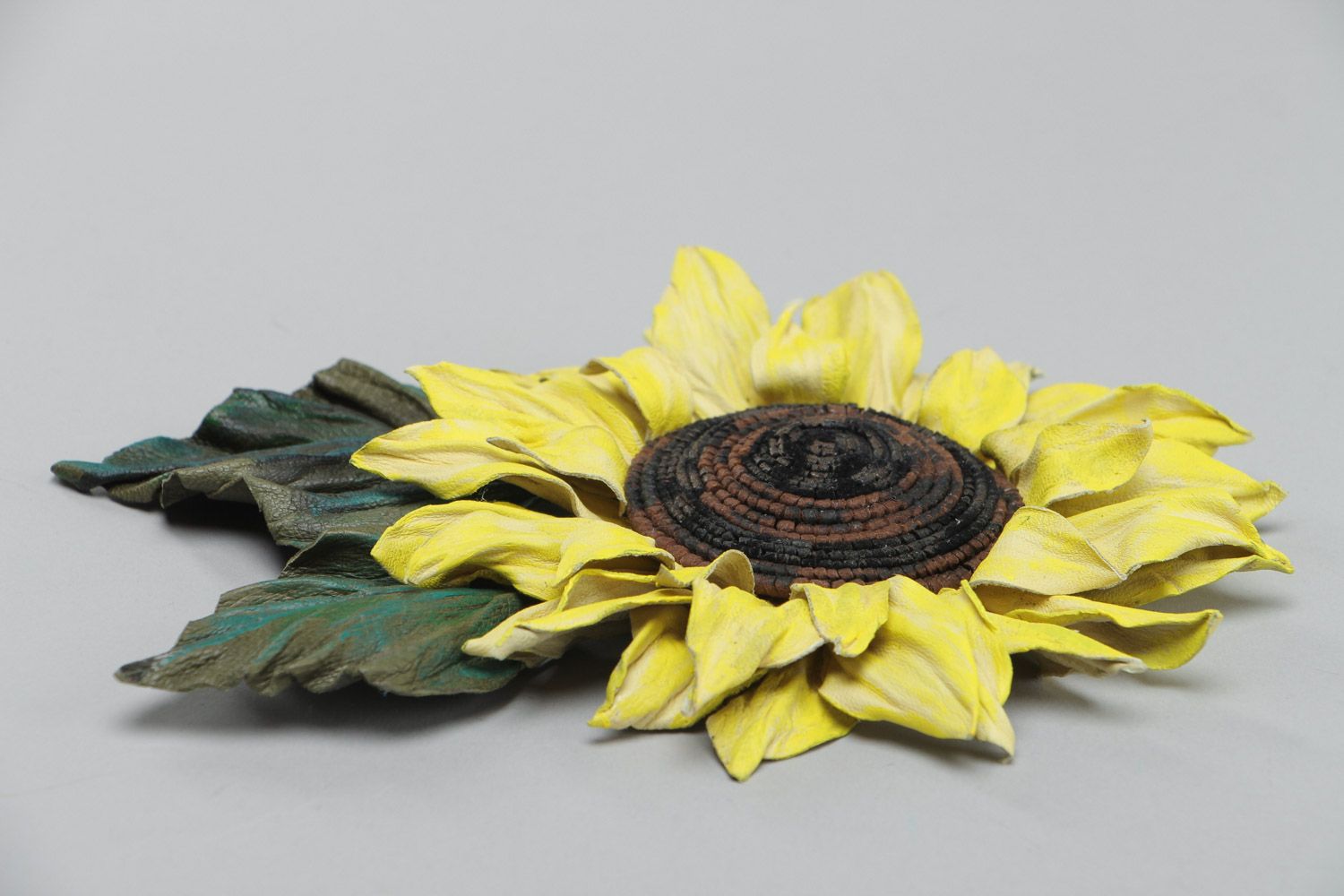 Farbige wunderschöne massive Brosche aus Leder in Form einer Sonnenblume  foto 3