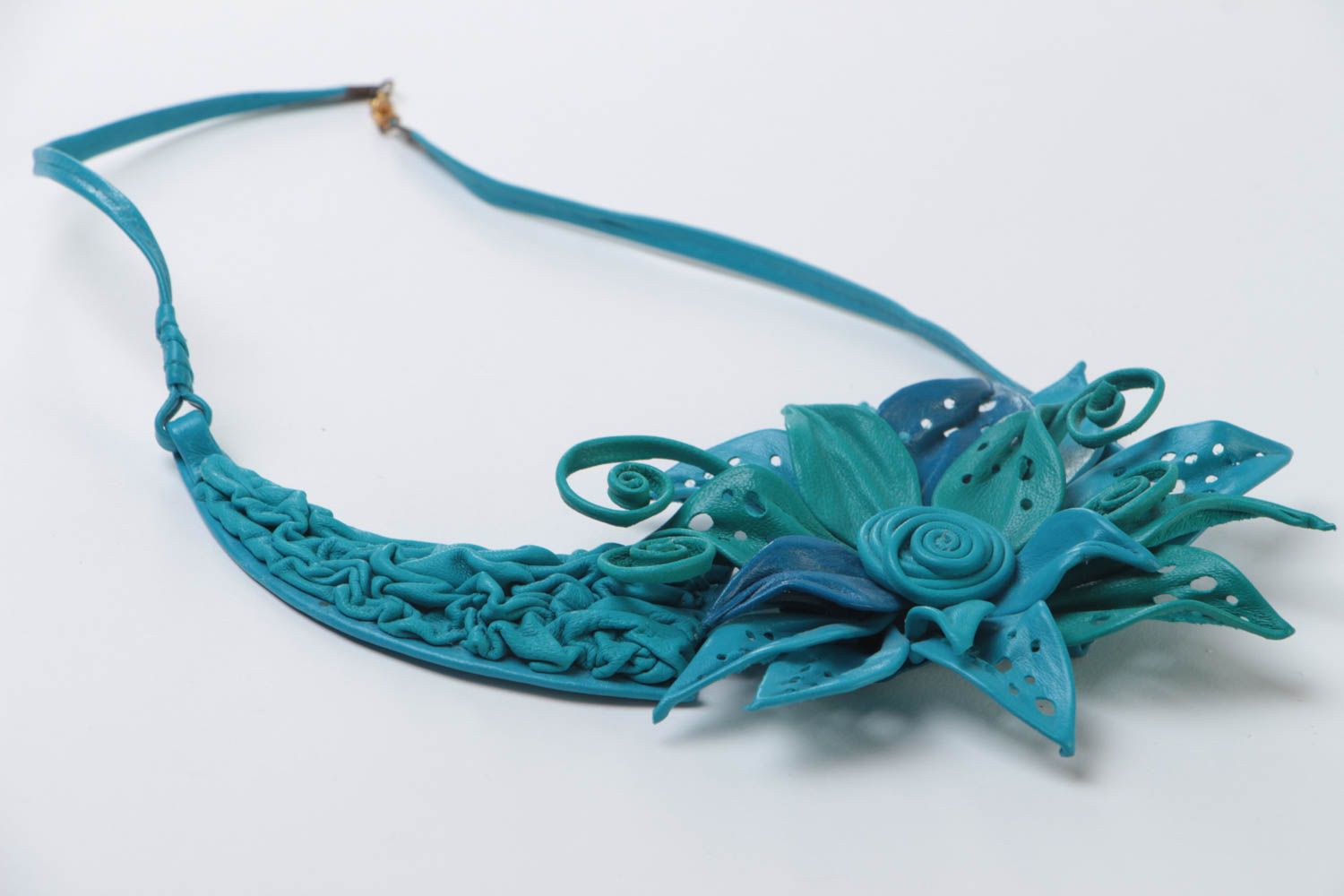 Collar de cuero natural hecho a mano original azul de flores estiloso bonito foto 3