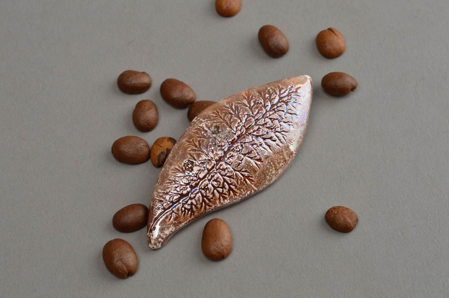 Originelle Brosche Blatt aus Naturton handmade mit Perlmutterglanz Baum foto 1