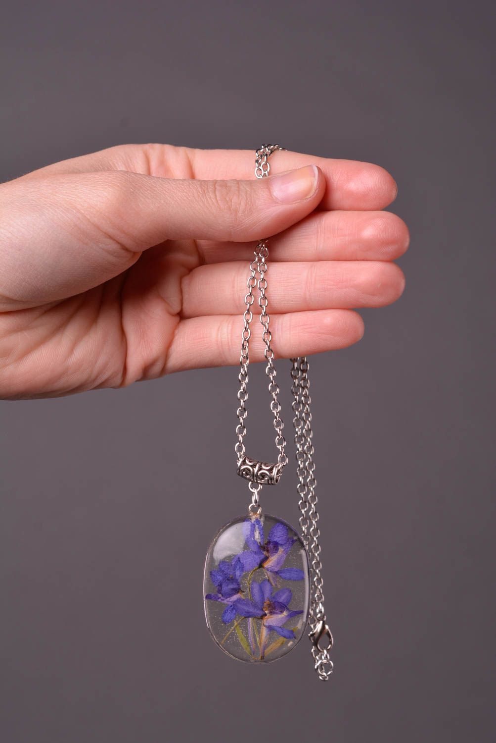 Кулон ручной работы украшение из эпоксидной смолы фиолетовая подвеска на шею фото 2