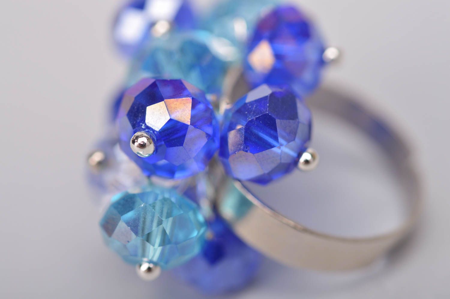 Синее кольцо из бусин на металлической фурнитуре аксессуар ручной работы  фото 5