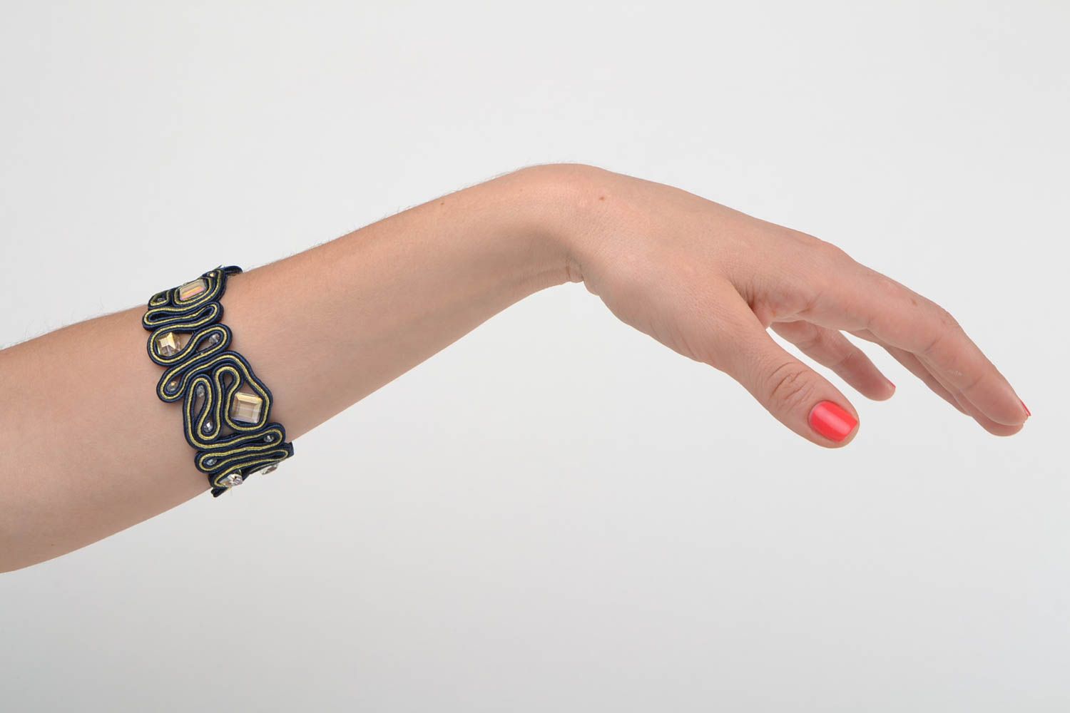 Breites dunkelblaues Soutache Armband mit Kristallen handmade Schmuck für Frauen foto 1