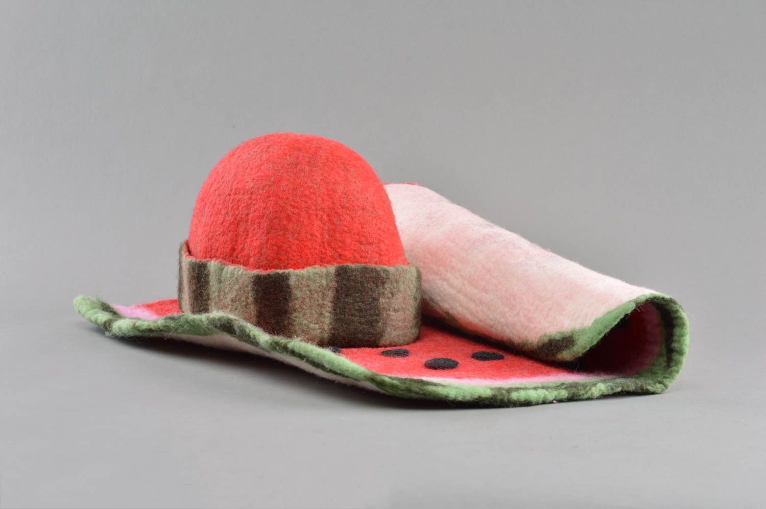 Bonnet et tapis en laine naturelle feutrée pour sauna faits main design pastèque photo 3