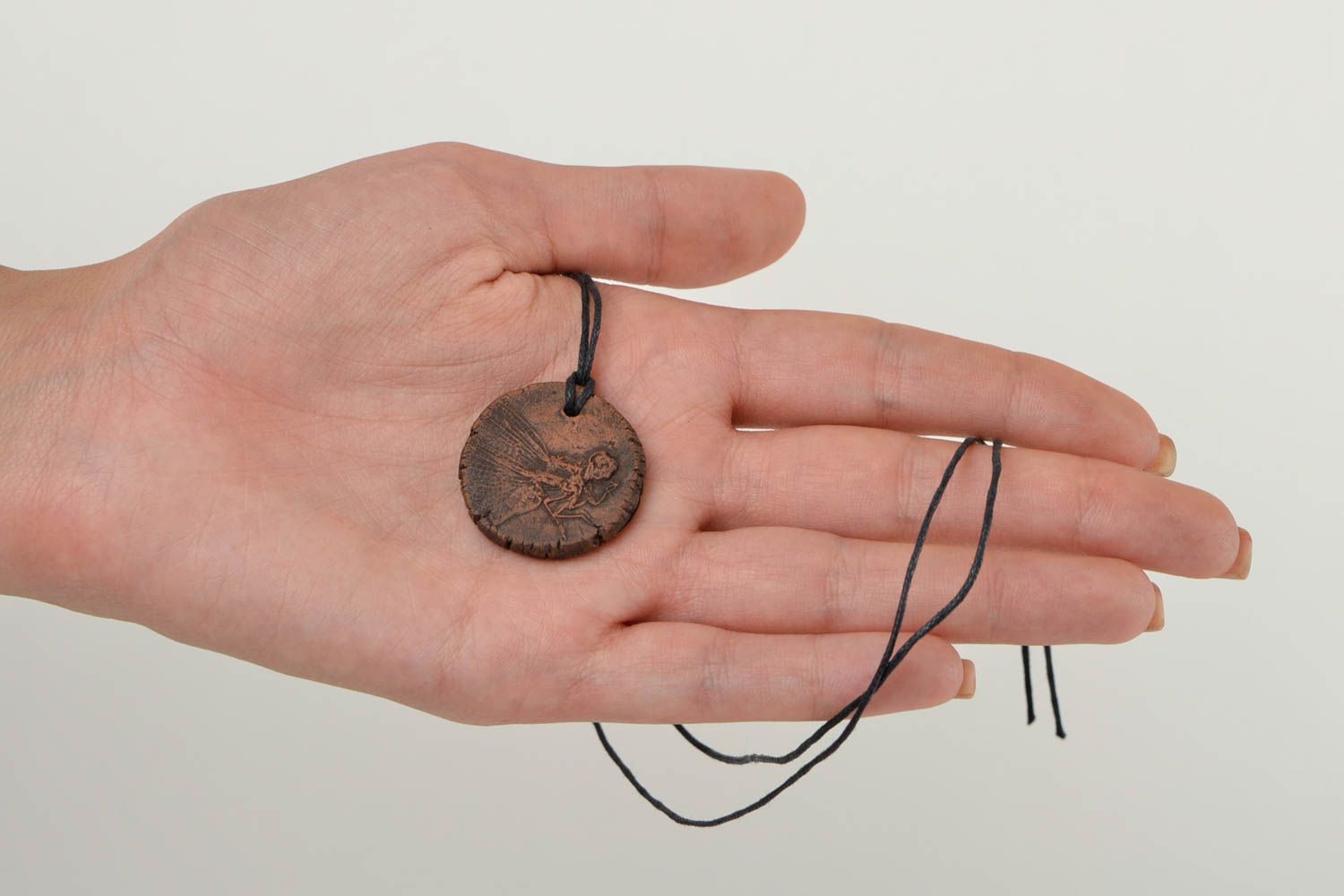Кулон ручной работы круглый кулон подвеска из глины медальон со стрекозой фото 2