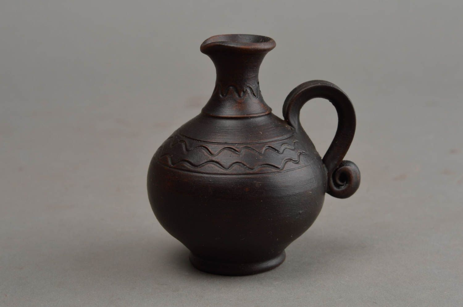 Vase décoratif fait main petit en céramique noir avec anse pour intérieur photo 2