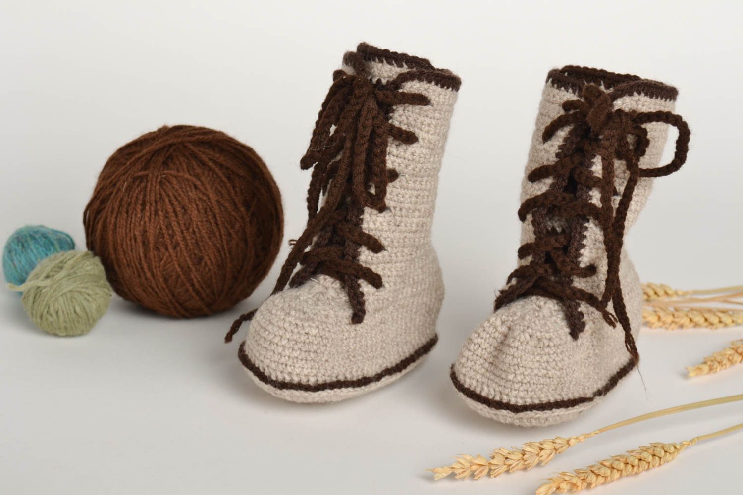 Handgefertigte Schuhe gehäkelte Babyschuhe Geschenke für Kleinkinder in Beige  foto 1